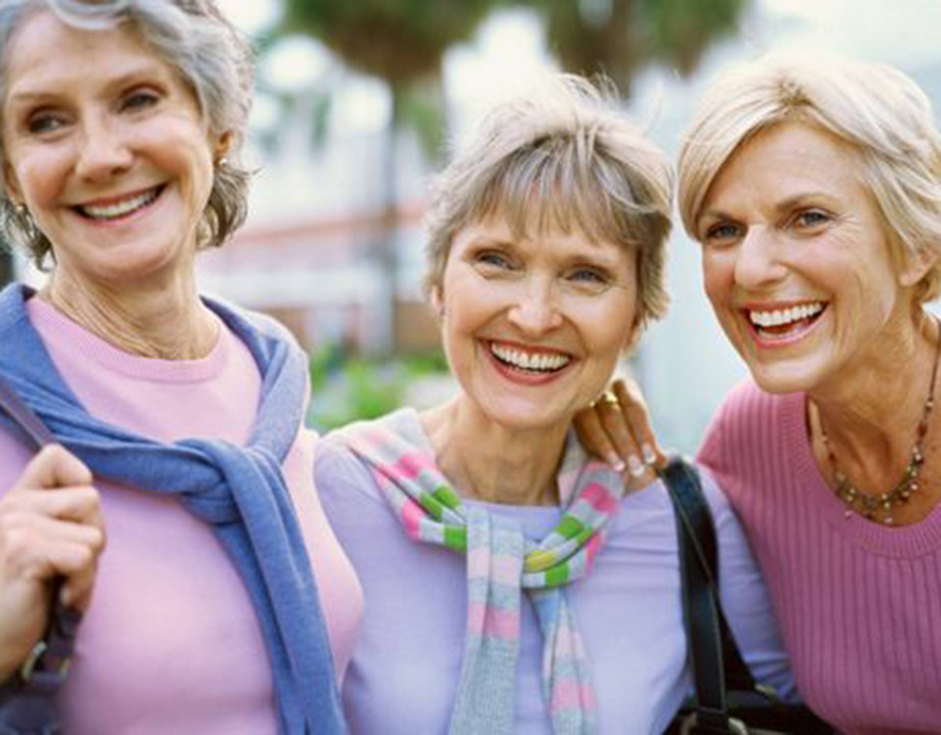 ssladies Portrait of three mature women smiling